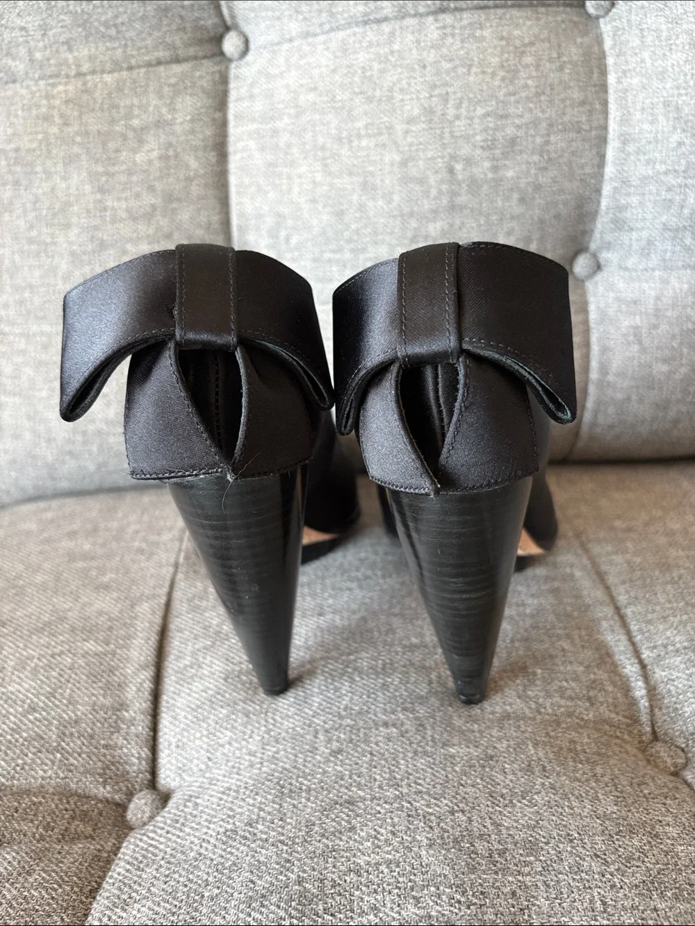 Alice + Olivia Black Satin Bow Pumps Heels Cone Heel Round Toe Size 7